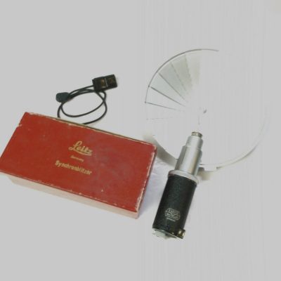 Leitz Bulb Flashgun ("Synchronblitzer"). Flash holder, removable Fan Reflecter, Bulb, Lead & Red Box