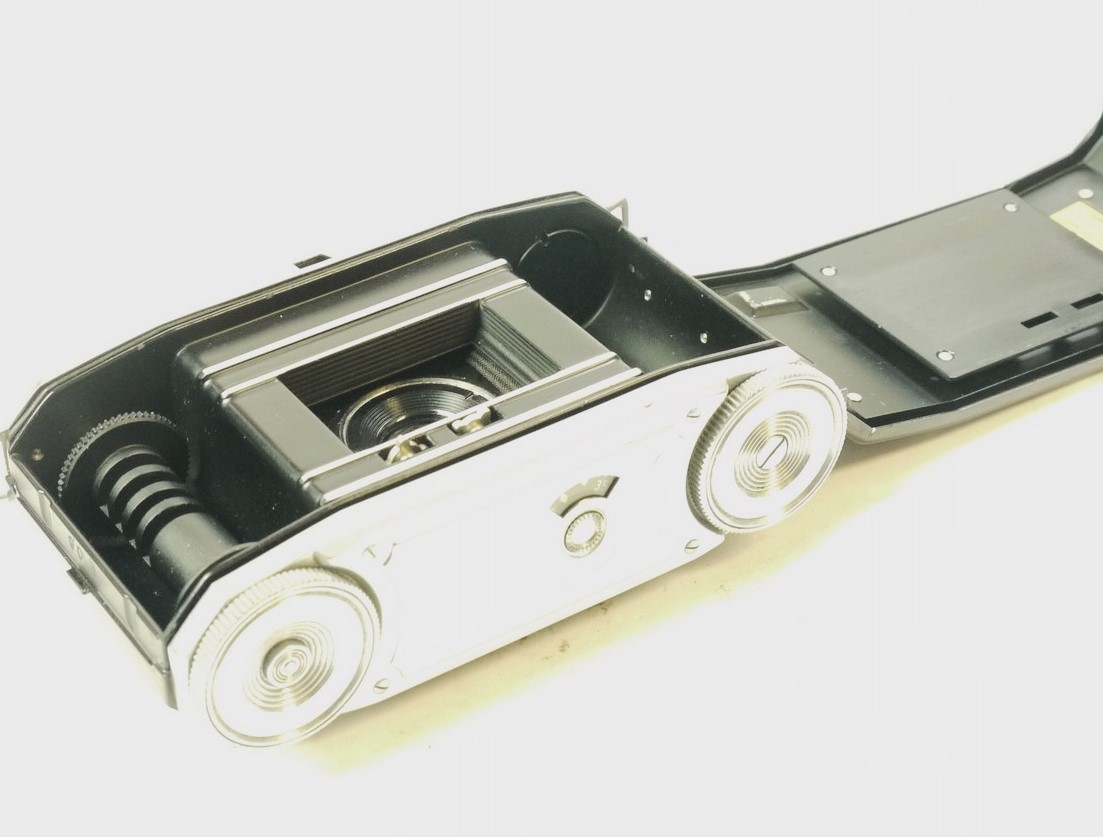 mwclassiccameras-20251003-8 Zeiss Ikon Ikonta 522/24 35mm folding camera with Schneider 45mm f2.8 Xenar lens in Compur Rapid shutter. A nice quality compact folding camera with a good lens