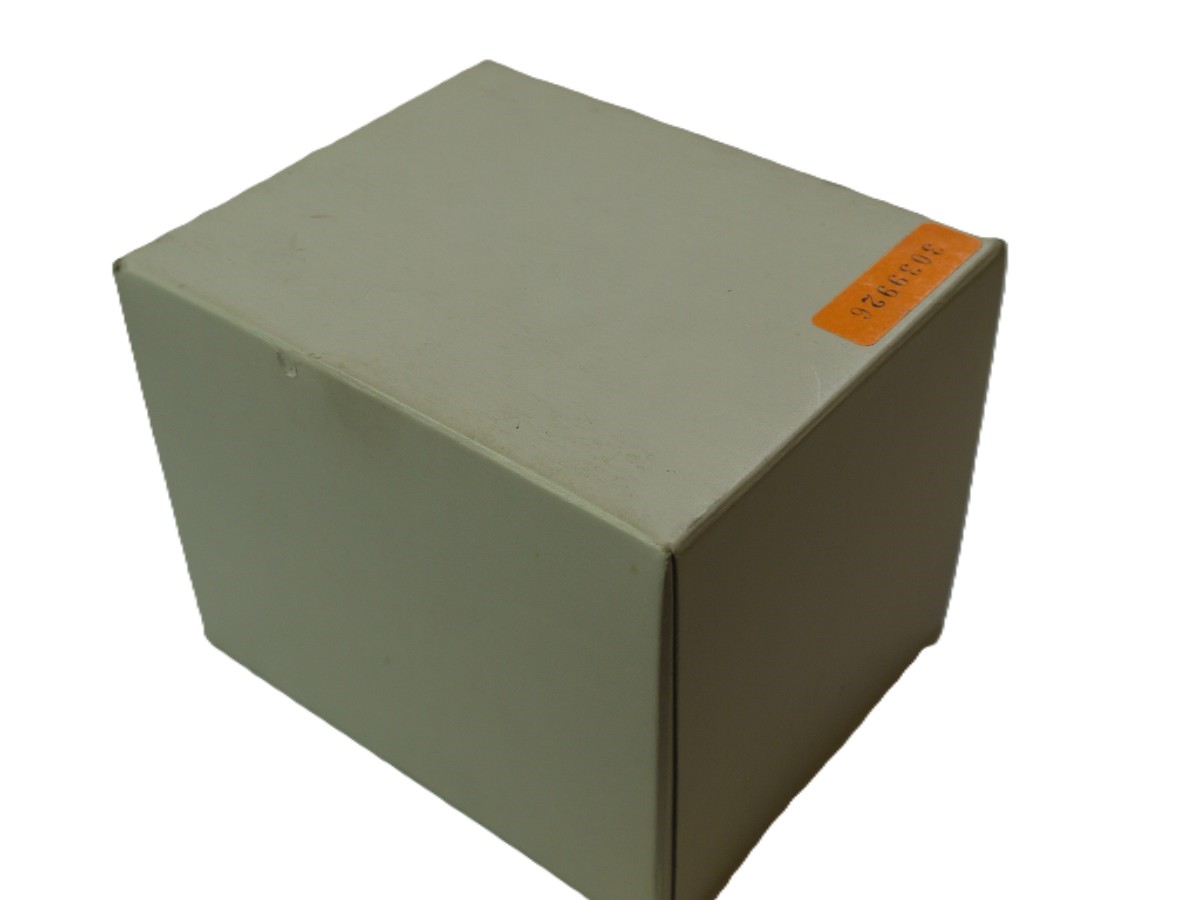 mwclassiccameras-20251017-82 Leitz Red & White Box for 28mm f2.8 Elmarit-R lens Guaranteed paper & inside packaging