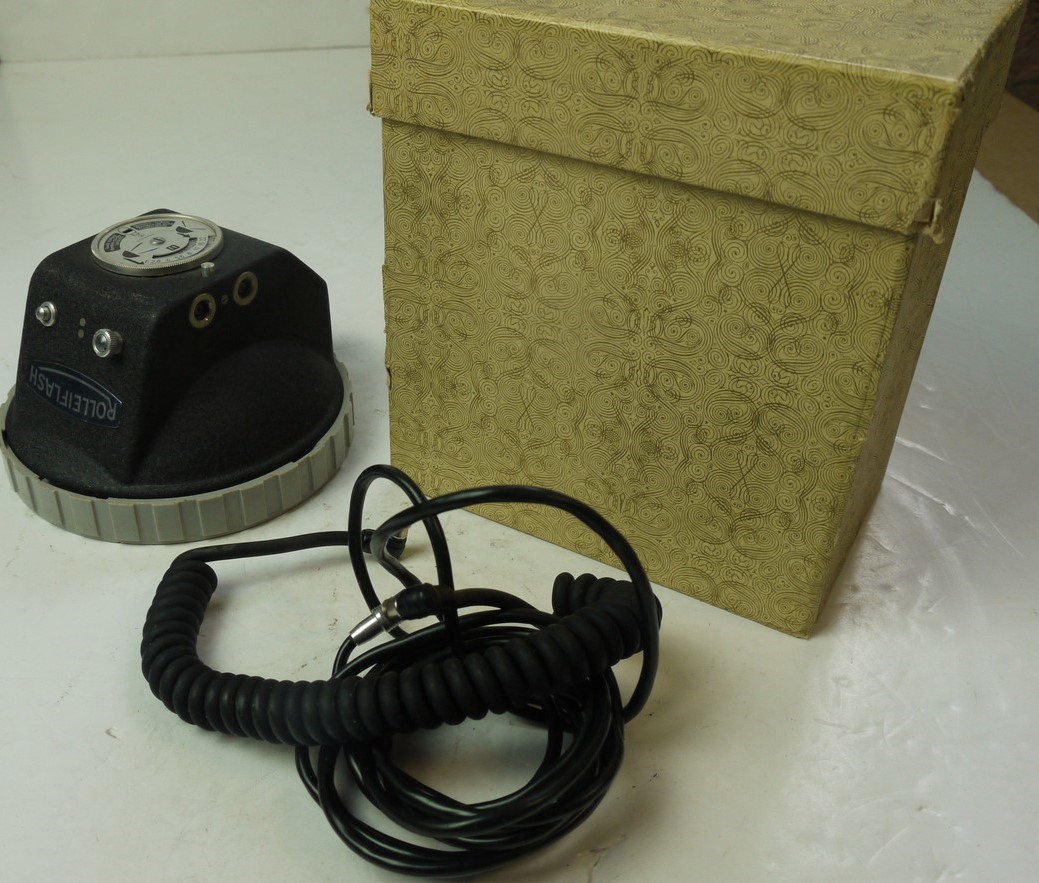 mwclassiccameras-20251024-295 Rollei Bayonet 2 Rolleiflash 2 Bulb Flash Head Unit with Synch leads & makers Box