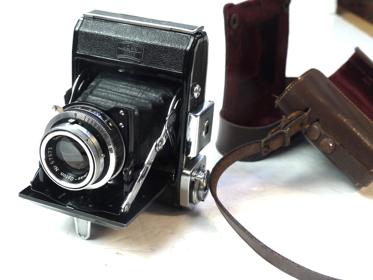 mwclassiccameras-20251114-36 Zeiss Ikon Ikonta 521 6x4.5 on 120 folding camera with Albada finder & Zeiss-Opton 75mm f3.5 Tessar coated lens in Compur-Rapid sjitter + Zeiss Ikon ER case. UNCOMMON MODEL WITH ZEISS-OPTON LENS