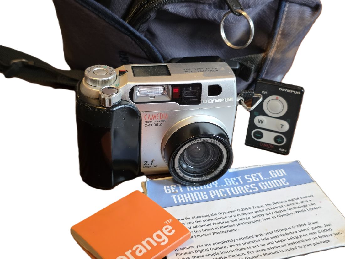 mwc20260109-131 Olympus Camedia C-2000 Z 2.1MP Digital Compact Point-&-Shoot camera with 6.5-19.5mm f2-2.8 3X Optical AF Zoom, with Strap, remote Control, Cleaning Tissue pack, Instructions & Lowepro case