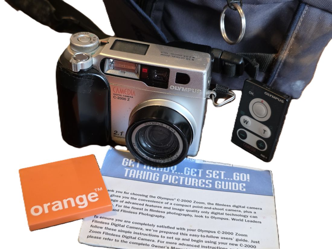 mwc20260109-132 Olympus Camedia C-2000 Z 2.1MP Digital Compact Point-&-Shoot camera with 6.5-19.5mm f2-2.8 3X Optical AF Zoom, with Strap, remote Control, Cleaning Tissue pack, Instructions & Lowepro case
