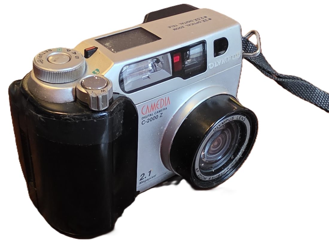 mwc20260109-133 Olympus Camedia C-2000 Z 2.1MP Digital Compact Point-&-Shoot camera with 6.5-19.5mm f2-2.8 3X Optical AF Zoom, with Strap, remote Control, Cleaning Tissue pack, Instructions & Lowepro case