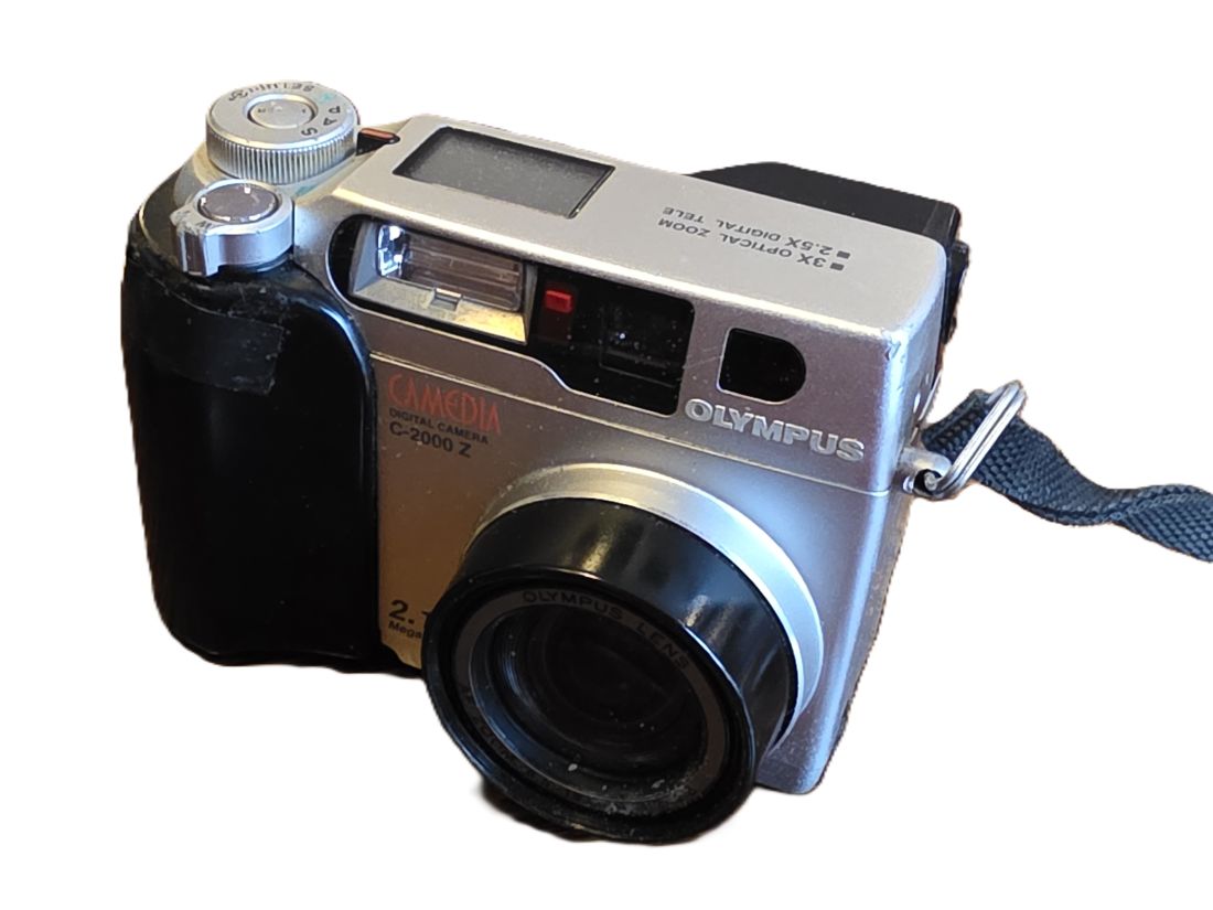 mwc20260109-134 Olympus Camedia C-2000 Z 2.1MP Digital Compact Point-&-Shoot camera with 6.5-19.5mm f2-2.8 3X Optical AF Zoom, with Strap, remote Control, Cleaning Tissue pack, Instructions & Lowepro case