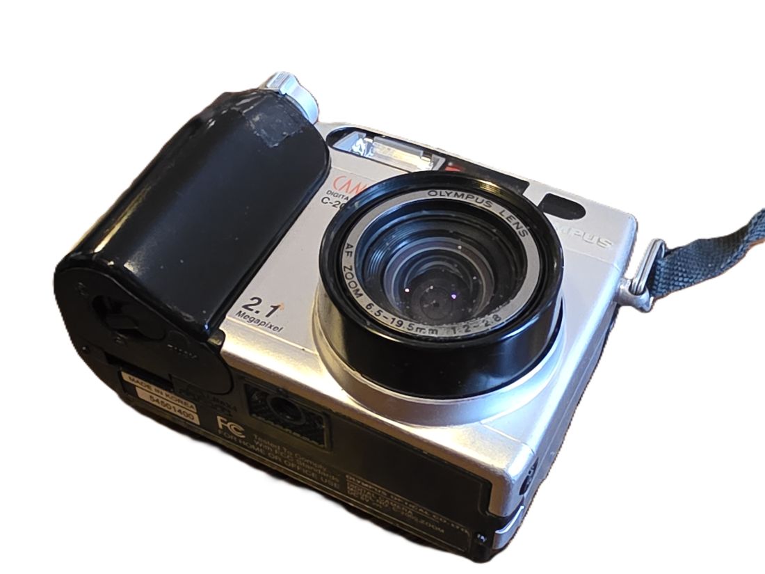 mwc20260109-135 Olympus Camedia C-2000 Z 2.1MP Digital Compact Point-&-Shoot camera with 6.5-19.5mm f2-2.8 3X Optical AF Zoom, with Strap, remote Control, Cleaning Tissue pack, Instructions & Lowepro case