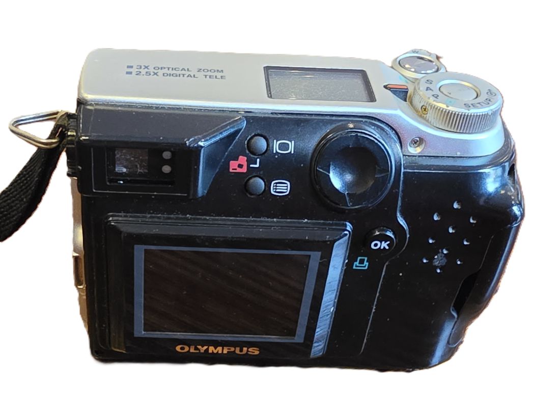 mwc20260109-136 Olympus Camedia C-2000 Z 2.1MP Digital Compact Point-&-Shoot camera with 6.5-19.5mm f2-2.8 3X Optical AF Zoom, with Strap, remote Control, Cleaning Tissue pack, Instructions & Lowepro case