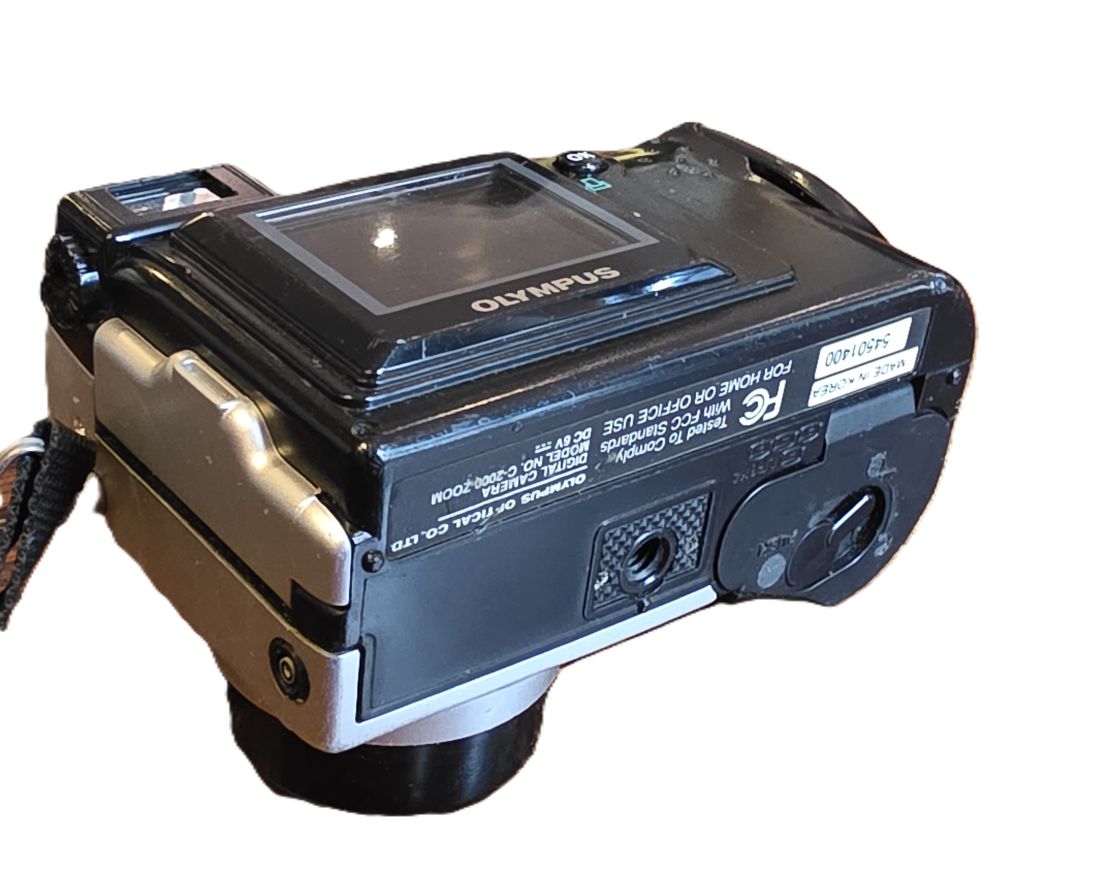 mwc20260109-137 Olympus Camedia C-2000 Z 2.1MP Digital Compact Point-&-Shoot camera with 6.5-19.5mm f2-2.8 3X Optical AF Zoom, with Strap, remote Control, Cleaning Tissue pack, Instructions & Lowepro case