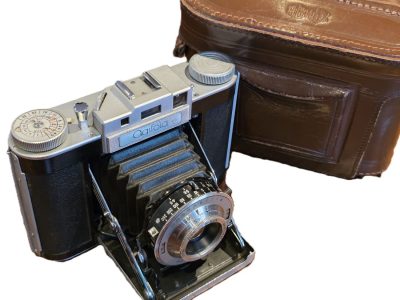 Agilux Agifold 6x6 folding Uncoupled Rangefinder camera with 75mm f4.5 Agilux lens in 9-Speed shutter + ER case