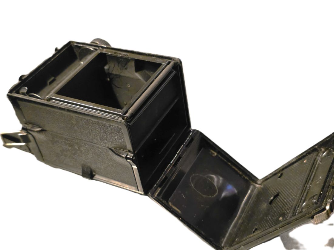 mwc20260213-7 Voigtlander Brillant 6x6 TLR with 7.5cm f4.5 Heliar lens in Compur-Rapid shutter + ER case