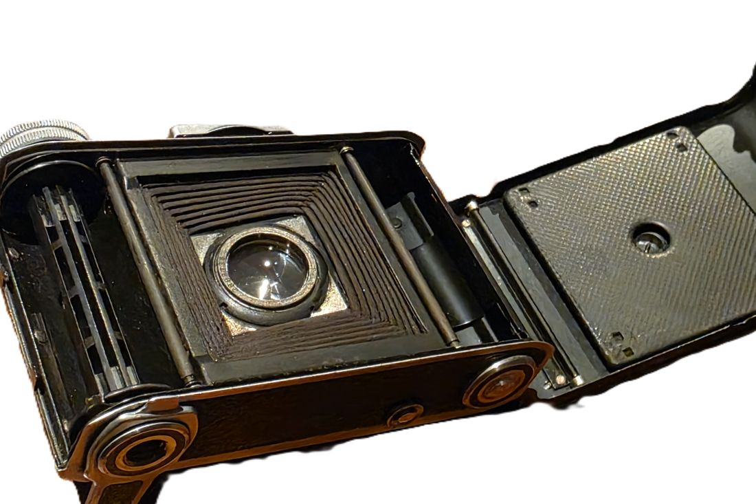 mwc20260213-91 Voigtlander Bessa 66 folding camera with 7.5cm f3.5 Skopar lens in Compur Rapid shutter + ER case