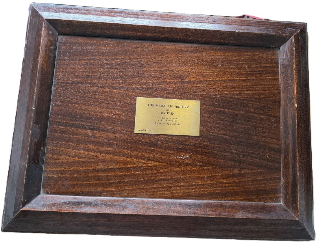 mwc20260313-37 Attractive large Wooden Cabinet with 3 drawers to hold 25 Gold Full Sovereign Coins (75 in total) & Lower drawer for large coins sets and literature, Top plate engraved "The Medallic History of Britain...". 510 x 380 x 260mm