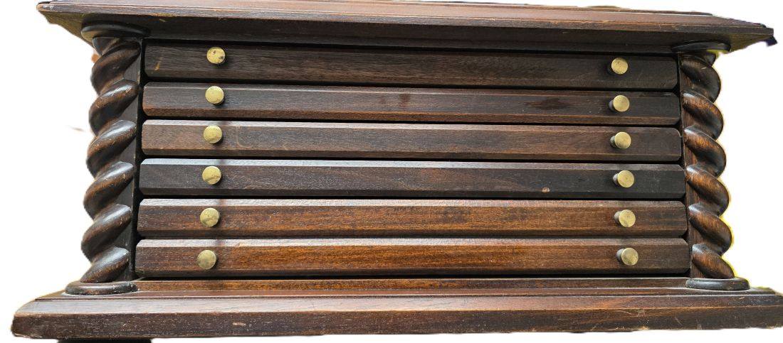 mwc20260313-38 Attractive large Wooden Cabinet with 3 drawers to hold 25 Gold Full Sovereign Coins (75 in total) & Lower drawer for large coins sets and literature, Top plate engraved "The Medallic History of Britain...". 510 x 380 x 260mm