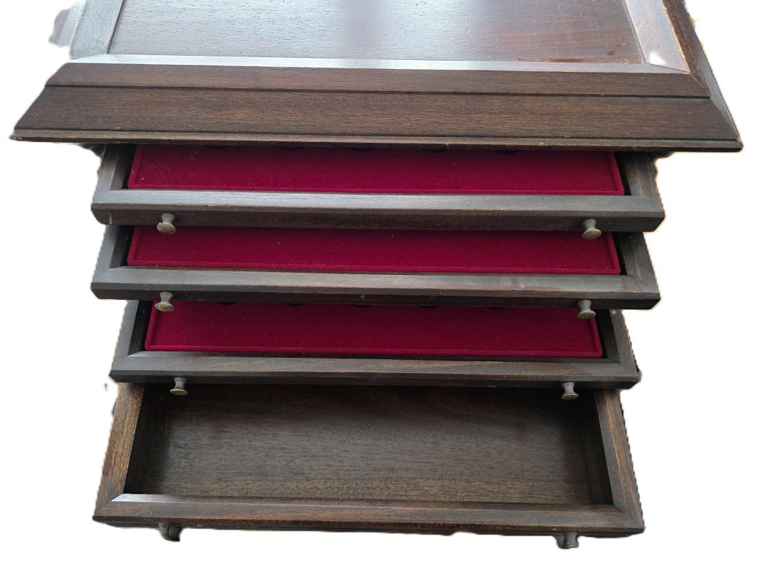 mwc20260313-42 Attractive large Wooden Cabinet with 3 drawers to hold 25 Gold Full Sovereign Coins (75 in total) & Lower drawer for large coins sets and literature, Top plate engraved "The Medallic History of Britain...". 510 x 380 x 260mm