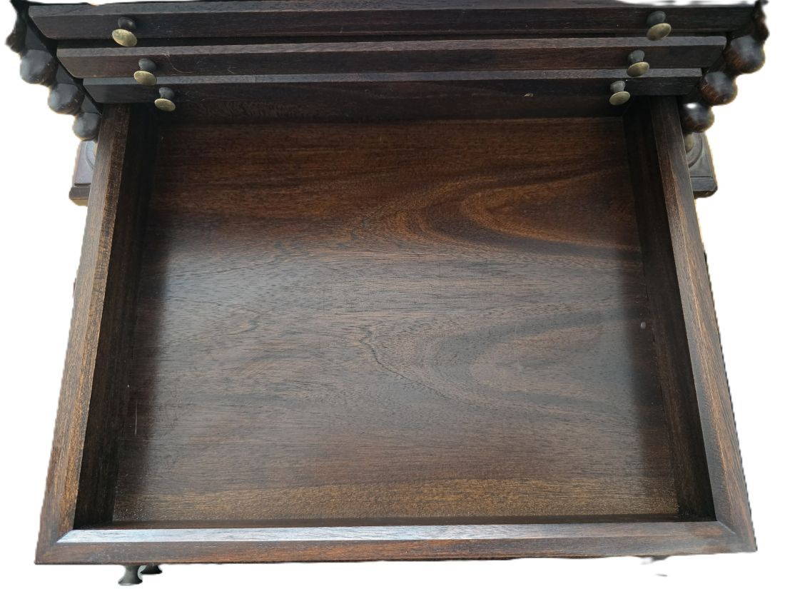 mwc20260313-44 Attractive large Wooden Cabinet with 3 drawers to hold 25 Gold Full Sovereign Coins (75 in total) & Lower drawer for large coins sets and literature, Top plate engraved "The Medallic History of Britain...". 510 x 380 x 260mm