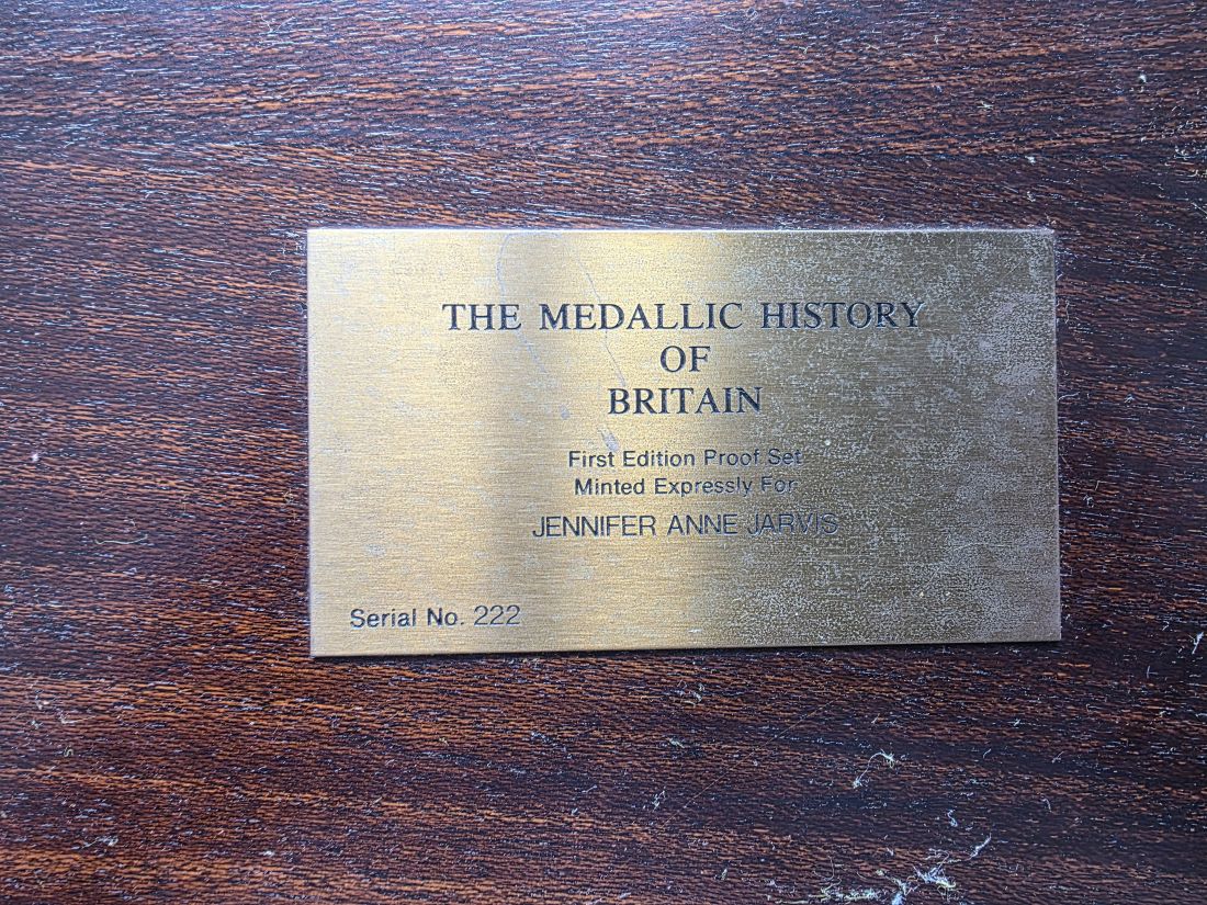 mwc20260313-45 Attractive large Wooden Cabinet with 3 drawers to hold 25 Gold Full Sovereign Coins (75 in total) & Lower drawer for large coins sets and literature, Top plate engraved "The Medallic History of Britain...". 510 x 380 x 260mm
