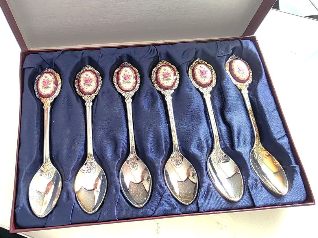 mwc20260313-61 Unbranded 6-Piece Antique Style Teaspoon Set with Rose Flower image on the Ceramic handles. In makers fitted hinging Box