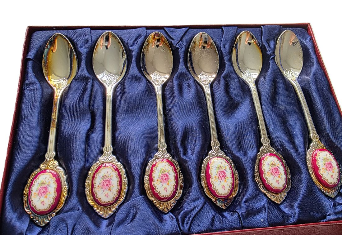 mwc20260313-64 Unbranded 6-Piece Antique Style Teaspoon Set with Rose Flower image on the Ceramic handles. In makers fitted hinging Box