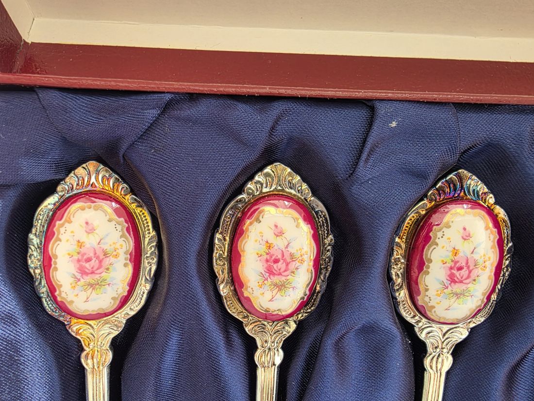 mwc20260313-66 Unbranded 6-Piece Antique Style Teaspoon Set with Rose Flower image on the Ceramic handles. In makers fitted hinging Box