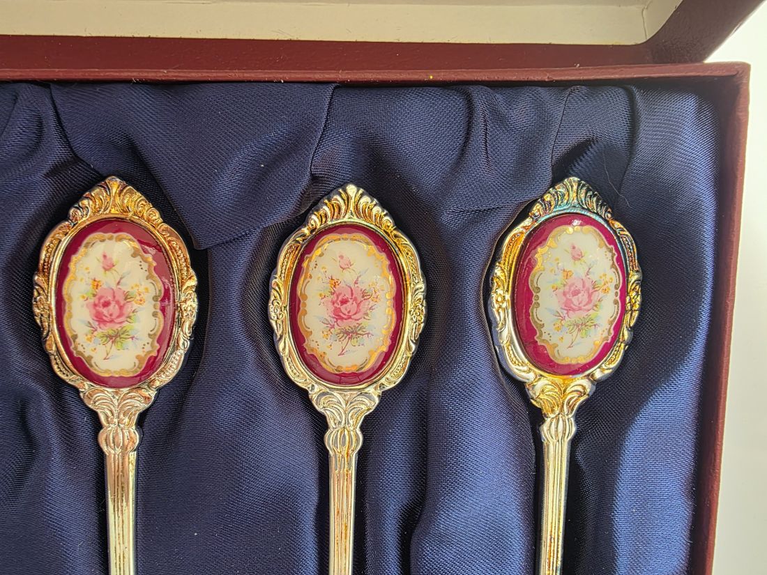 mwc20260313-67 Unbranded 6-Piece Antique Style Teaspoon Set with Rose Flower image on the Ceramic handles. In makers fitted hinging Box