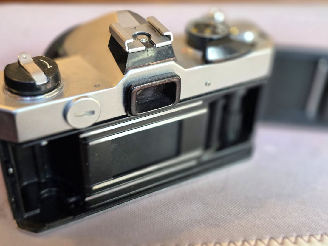 20260410-26 Fujica ST605 35mm SLR, Chrome + 55mm f2.2 Fujinon M42 Screw mount lens, front cap & Case base. For repair/spare parts