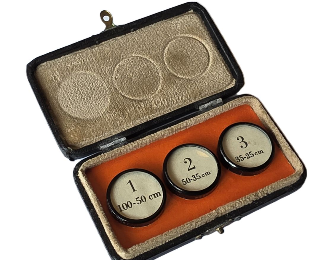 20260605-07 Zeiss Ikon 22mm push-on close-up lens set. 3 lenses marked 35-25cm, 50-35cm & 100-50cm, (995/29, 995/28 & 995/30) all in makers leather outfit case (995/33)