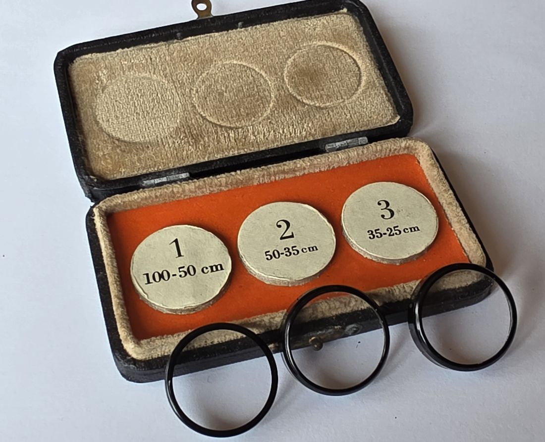 20260605-09 Zeiss Ikon 22mm push-on close-up lens set. 3 lenses marked 35-25cm, 50-35cm & 100-50cm, (995/29, 995/28 & 995/30) all in makers leather outfit case (995/33)