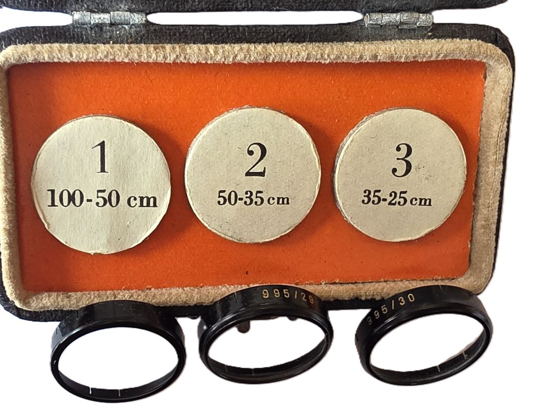 20260605-10 Zeiss Ikon 22mm push-on close-up lens set. 3 lenses marked 35-25cm, 50-35cm & 100-50cm, (995/29, 995/28 & 995/30) all in makers leather outfit case (995/33)