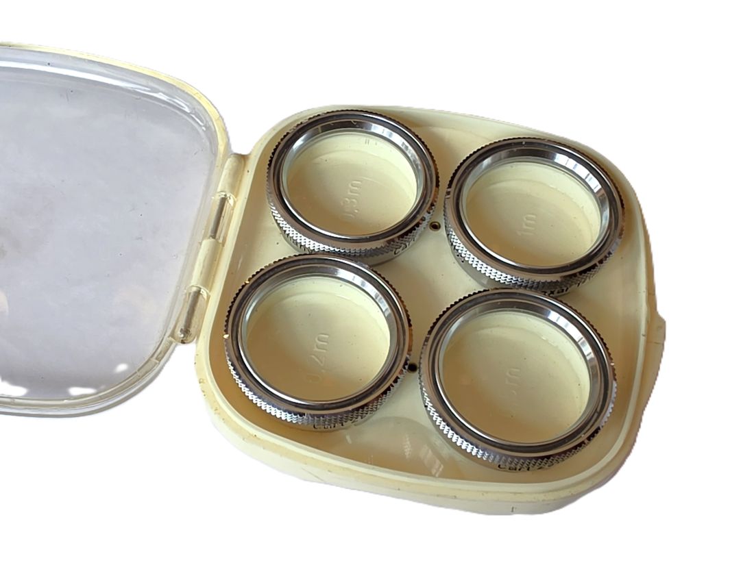 20260605-11 Carl Zeiss A28.5m push-on close-Up lens set. (Proxar 0.2m, 0.3m, 0.5m & 1m). All in Keeper outfit case with depth-of-field calculator on base