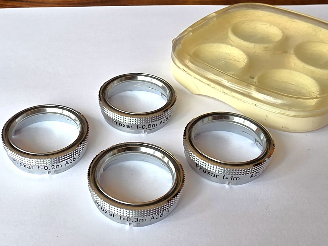 20260605-13 Carl Zeiss A28.5m push-on close-Up lens set. (Proxar 0.2m, 0.3m, 0.5m & 1m). All in Keeper outfit case with depth-of-field calculator on base