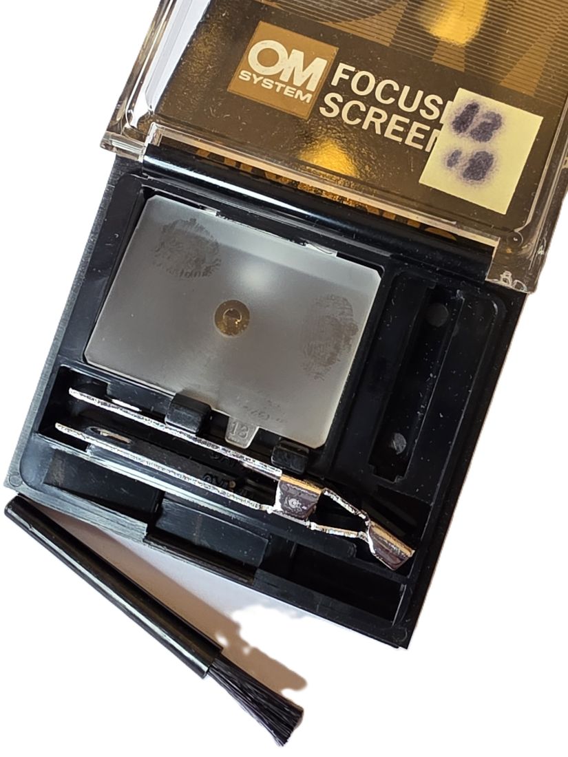 20260605-33 Olmpus OM Focusing Screen Type 1. Plain with Microprism & Split-Image. With Tweezers, Brush, Instructions, Keeper Case & Box