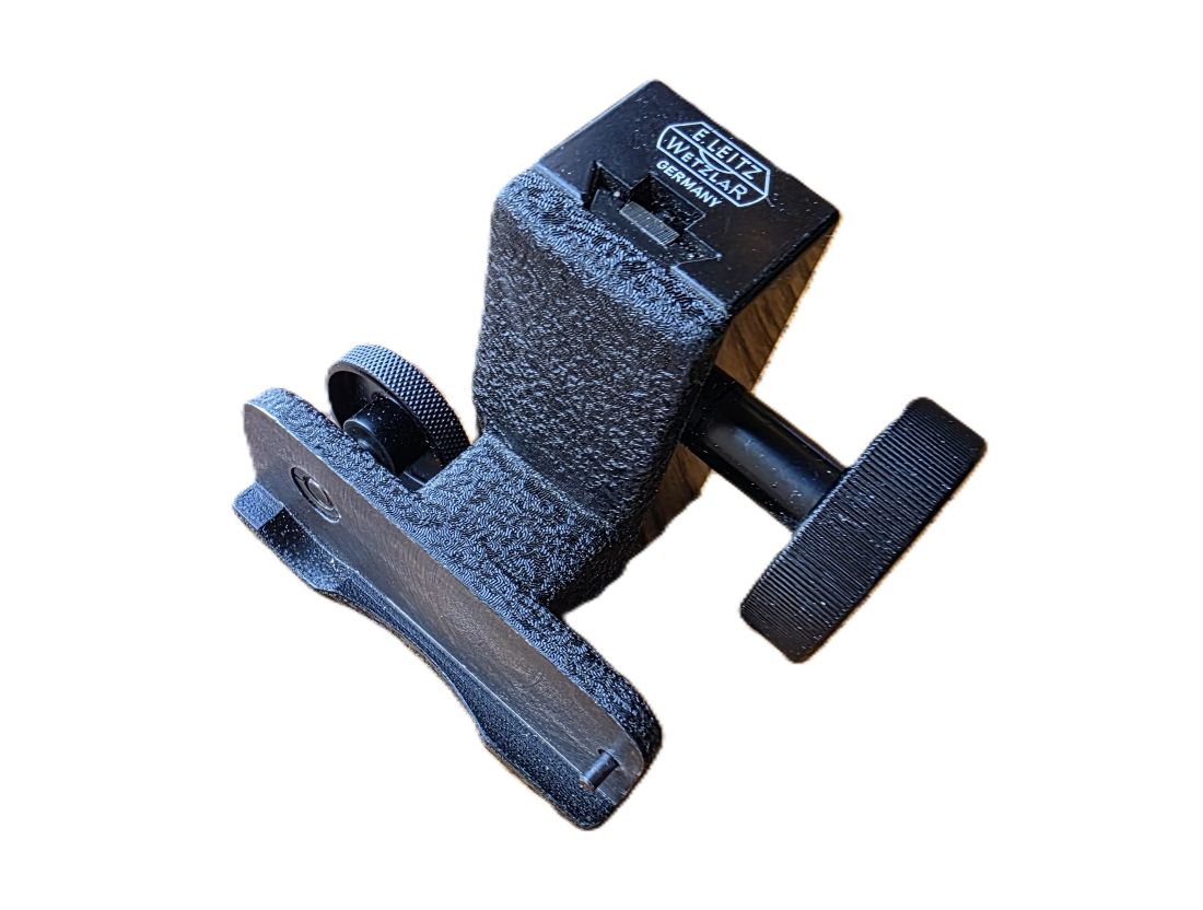 20260612-104 Leitz Wetzlar Fine Focusing tripod platform (for fine focusing, mainly for macro use). 70mm x 30mm x 80mm (YRKOO) side locking screw is missing. UNCOMMON