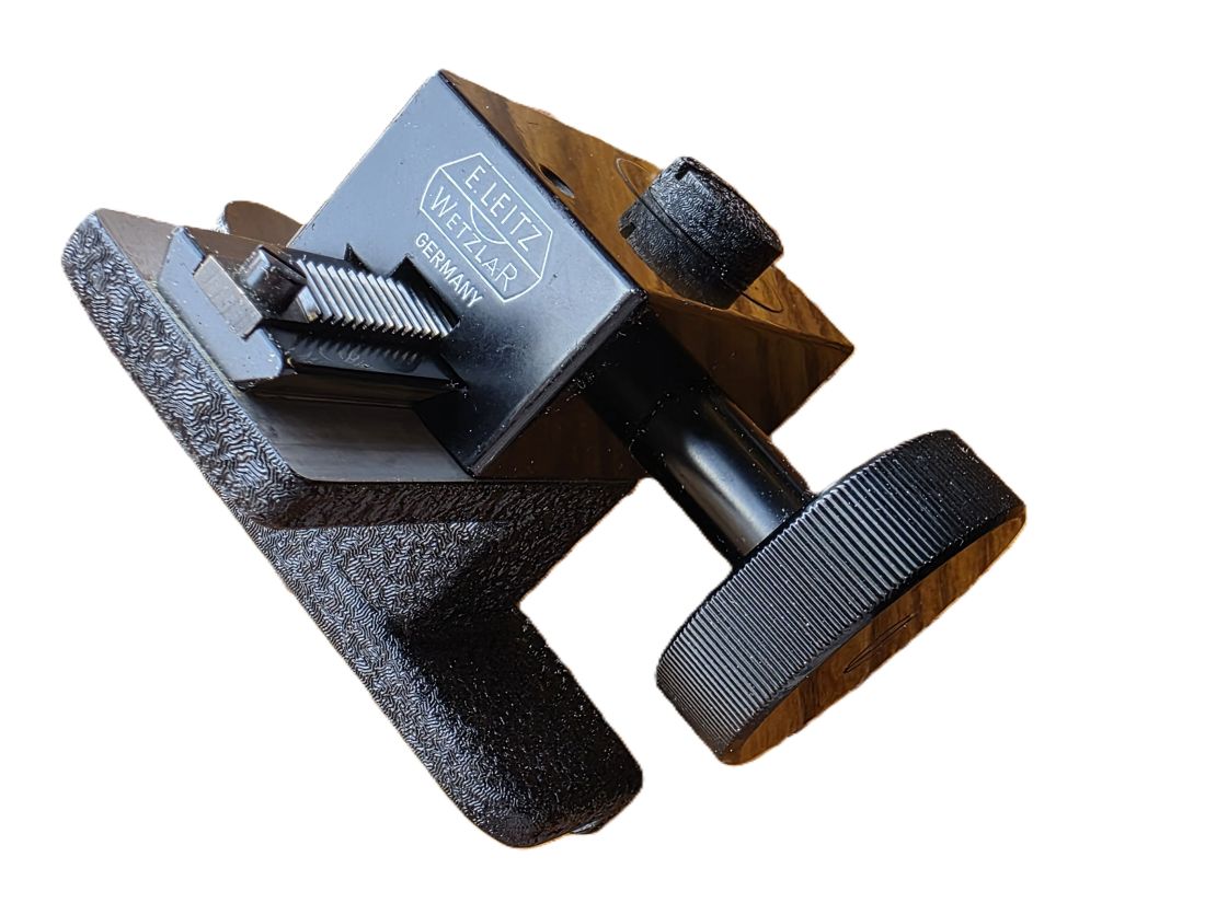 20260612-105 Leitz Wetzlar Fine Focusing tripod platform (for fine focusing, mainly for macro use). 70mm x 30mm x 80mm (YRKOO) side locking screw is missing. UNCOMMON