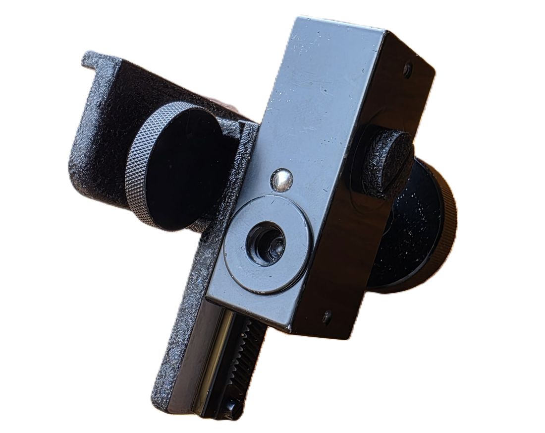 20260612-106 Leitz Wetzlar Fine Focusing tripod platform (for fine focusing, mainly for macro use). 70mm x 30mm x 80mm (YRKOO) side locking screw is missing. UNCOMMON