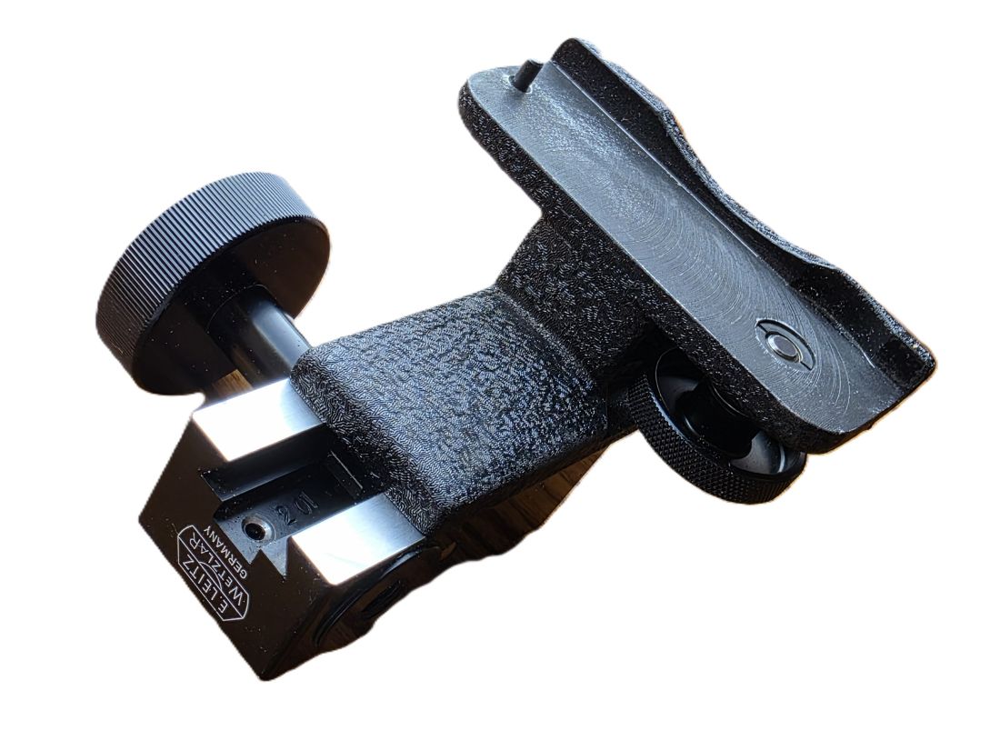 20260612-108 Leitz Wetzlar Fine Focusing tripod platform (for fine focusing, mainly for macro use). 70mm x 30mm x 80mm (YRKOO) side locking screw is missing. UNCOMMON