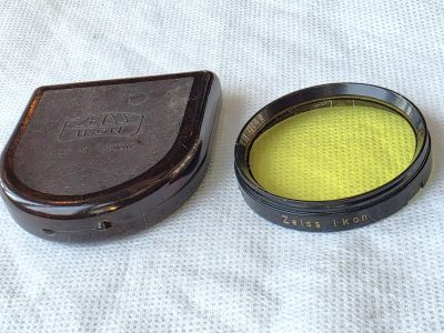 Zeiss ikon 42mm Push-on Yellow G1 filter black rim 323/1 + Zeiss Brown Bakelite keeper case