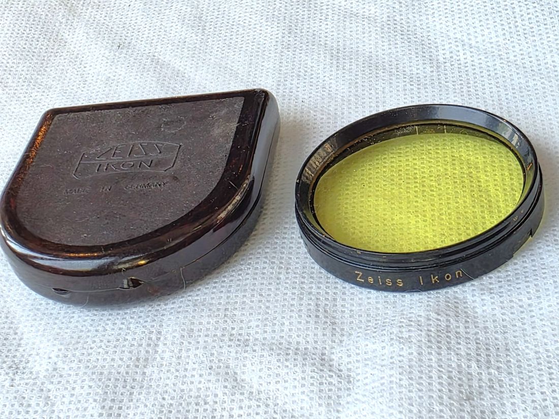 20260619-50 Zeiss ikon 42mm Push-on Yellow G1 filter black rim 323/1 + Zeiss Brown Bakelite keeper case