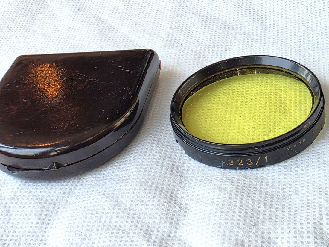 20260619-51 Zeiss ikon 42mm Push-on Yellow G1 filter black rim 323/1 + Zeiss Brown Bakelite keeper case