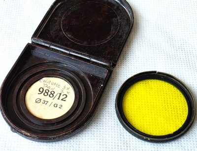 Zeiss Ikon 37mmPush-on Yellow G2 Filter, black rim (988/12) + Zeiss Brown Bakelite keeper case